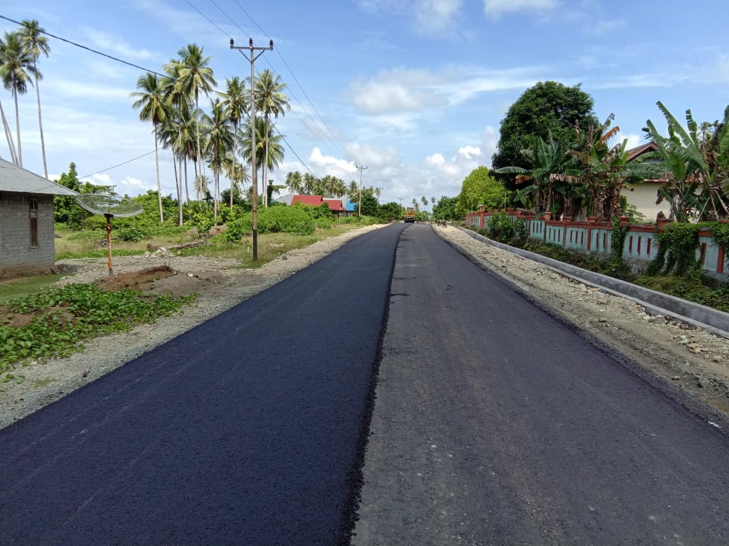Asbuton pracampur di jalan nasional Halmahera Timur