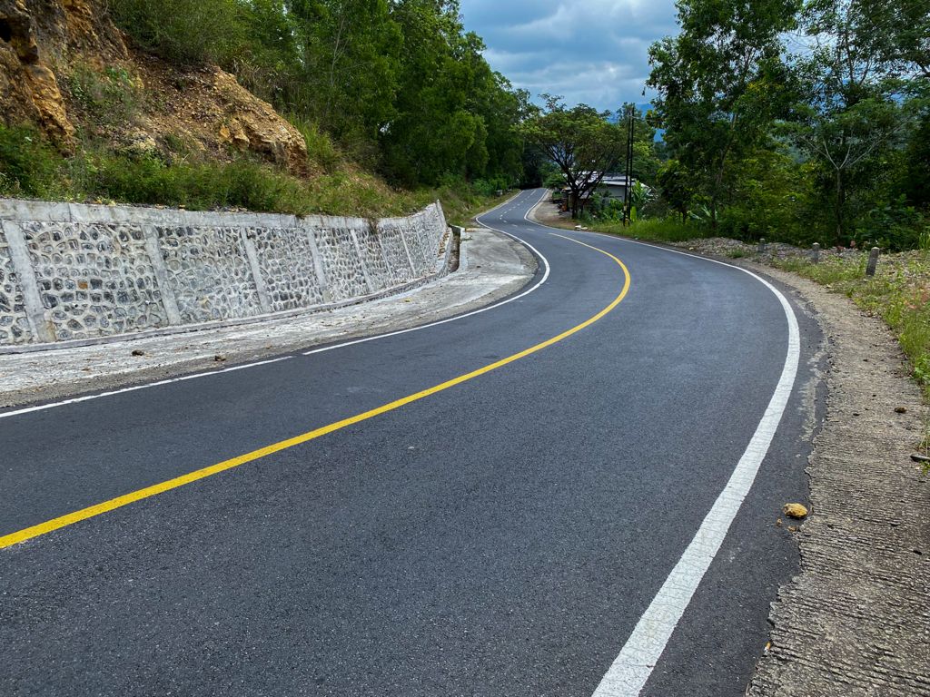 Asbuton B 5/20 di jalan nasional Trenggalek