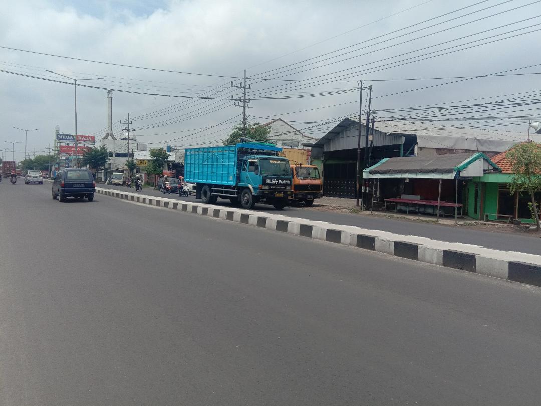 Asbuton pracampur di jalan nasional By Pass Krian Sidoarjo